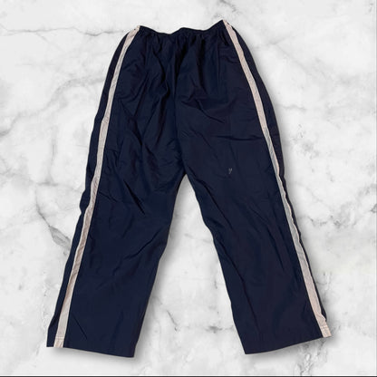 Entdecke unsere Vintage Track Pants von Nike und anderen Marken, erhältlich bei Valuxery.de - Dein Shop für trendige Vintage - Kleidung. Unsere Track Pants sind aus hochwertigen Materialien und