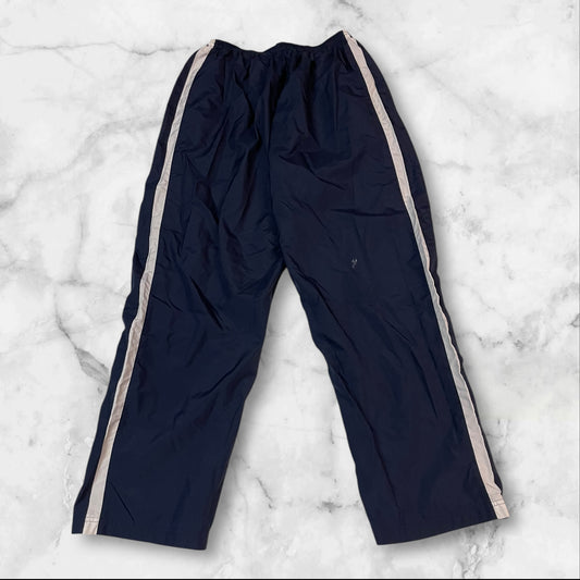 Entdecke unsere Vintage Track Pants von Nike und anderen Marken, erhältlich bei Valuxery.de - Dein Shop für trendige Vintage - Kleidung. Unsere Track Pants sind aus hochwertigen Materialien und