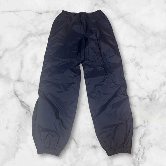 Entdecke unsere Vintage Track Pants von Nike und anderen Marken, erhältlich bei Valuxery.de - Dein Shop für trendige Vintage - Kleidung. Unsere Track Pants sind aus hochwertigen Materialien und