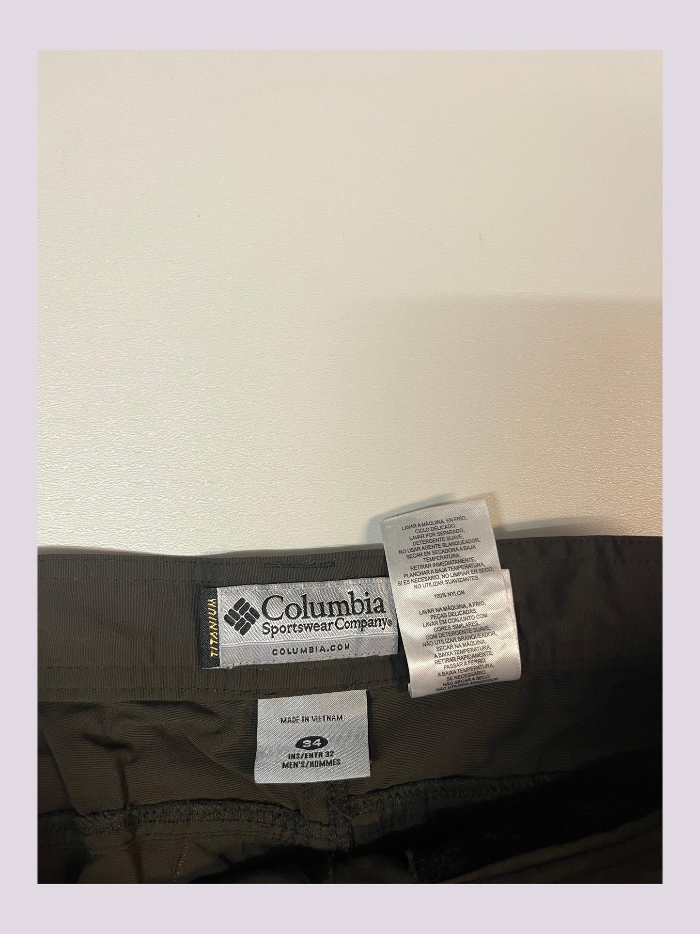 Entdecke unsere Vintage Track Pants von Nike und anderen Marken, erhältlich bei Valuxery.de - Dein Shop für trendige Vintage - Kleidung. Unsere Track Pants sind aus hochwertigen Materialien und