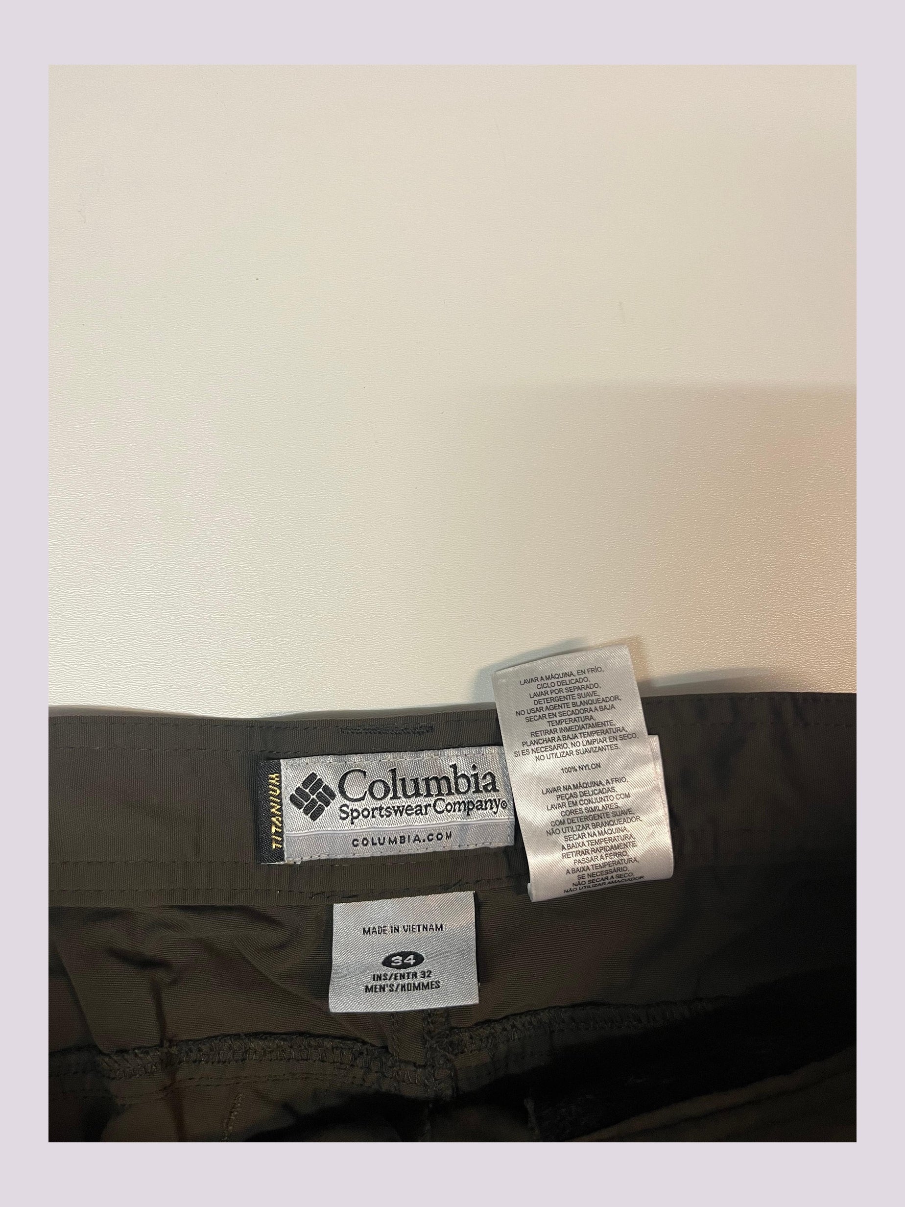 Entdecke unsere Vintage Track Pants von Nike und anderen Marken, erhältlich bei Valuxery.de - Dein Shop für trendige Vintage - Kleidung. Unsere Track Pants sind aus hochwertigen Materialien und