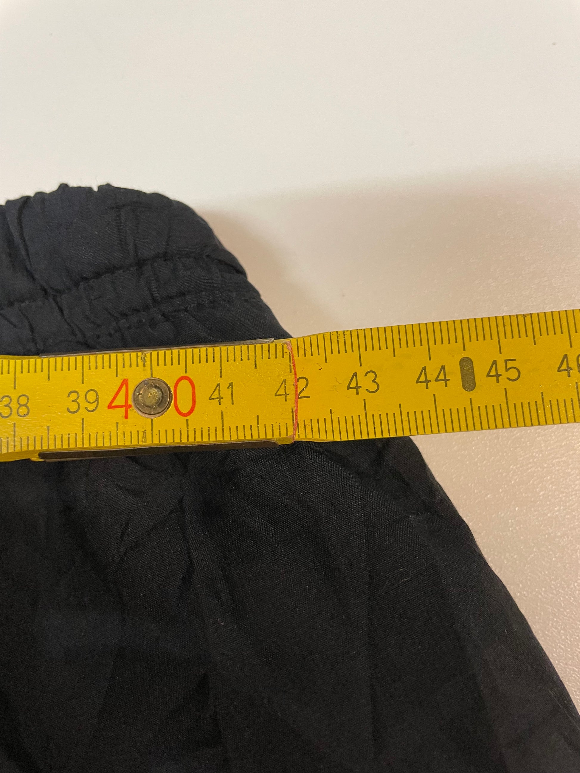 Entdecke unsere Vintage Track Pants von Nike und anderen Marken, erhältlich bei Valuxery.de - Dein Shop für trendige Vintage - Kleidung. Unsere Track Pants sind aus hochwertigen Materialien und