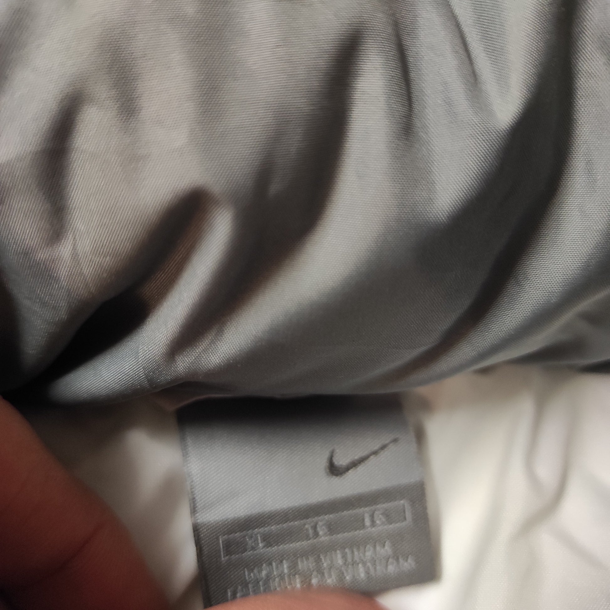 Entdecke unsere Vintage Track Pants von Nike und anderen Marken, erhältlich bei Valuxery.de - Dein Shop für trendige Vintage - Kleidung. Unsere Track Pants sind aus hochwertigen Materialien und