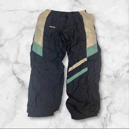 Entdecke unsere Vintage Track Pants von Nike und anderen Marken, erhältlich bei Valuxery.de - Dein Shop für trendige Vintage - Kleidung. Unsere Track Pants sind aus hochwertigen Materialien und
