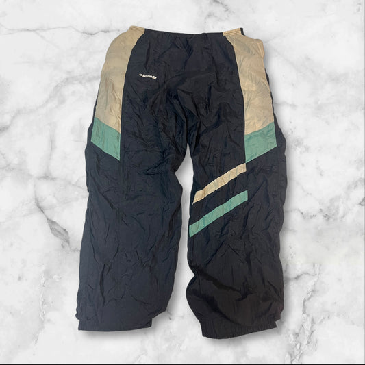 Entdecke unsere Vintage Track Pants von Nike und anderen Marken, erhältlich bei Valuxery.de - Dein Shop für trendige Vintage - Kleidung. Unsere Track Pants sind aus hochwertigen Materialien und