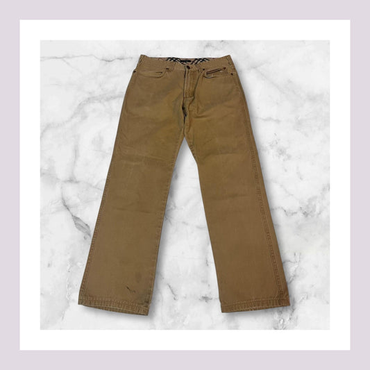 Entdecke unsere Vintage Track Pants von Nike und anderen Marken, erhältlich bei Valuxery.de - Dein Shop für trendige Vintage - Kleidung. Unsere Track Pants sind aus hochwertigen Materialien und