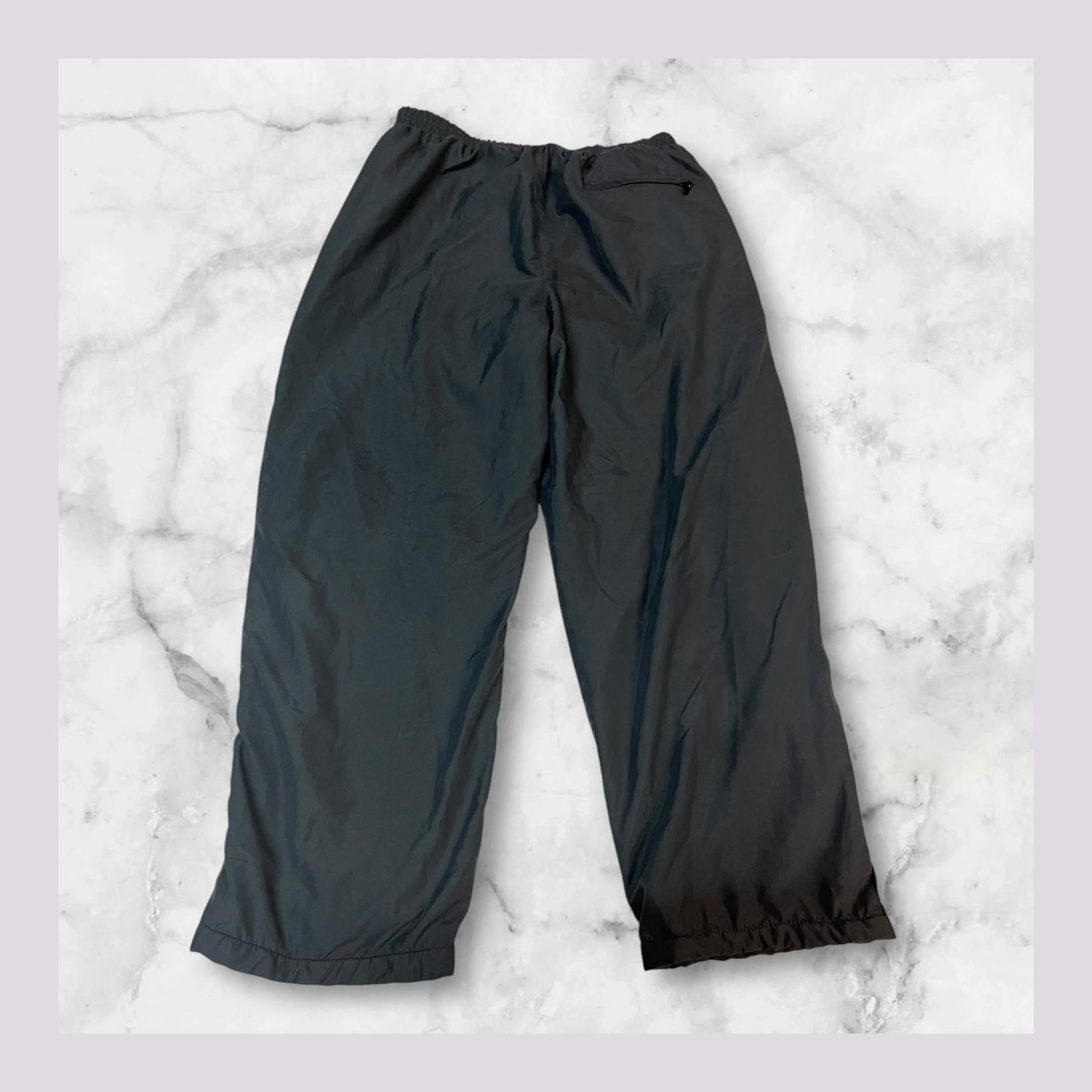 Entdecke unsere Vintage Track Pants von Nike und anderen Marken, erhältlich bei Valuxery.de - Dein Shop für trendige Vintage - Kleidung. Unsere Track Pants sind aus hochwertigen Materialien und