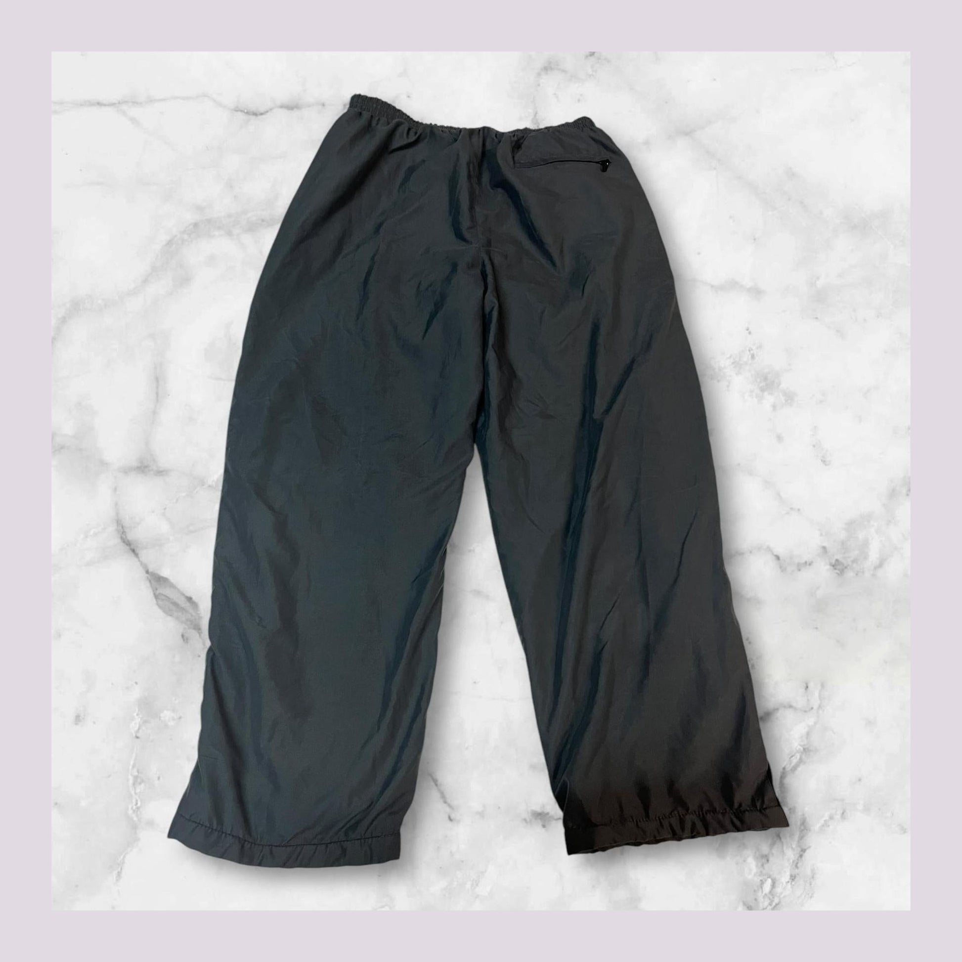Entdecke unsere Vintage Track Pants von Nike und anderen Marken, erhältlich bei Valuxery.de - Dein Shop für trendige Vintage - Kleidung. Unsere Track Pants sind aus hochwertigen Materialien und