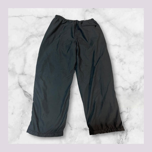Entdecke unsere Vintage Track Pants von Nike und anderen Marken, erhältlich bei Valuxery.de - Dein Shop für trendige Vintage - Kleidung. Unsere Track Pants sind aus hochwertigen Materialien und