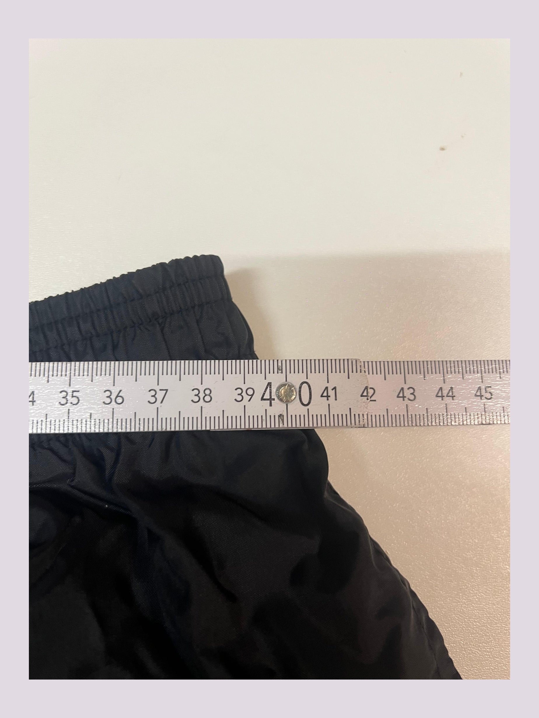 Entdecke unsere Vintage Track Pants von Nike und anderen Marken, erhältlich bei Valuxery.de - Dein Shop für trendige Vintage - Kleidung. Unsere Track Pants sind aus hochwertigen Materialien und