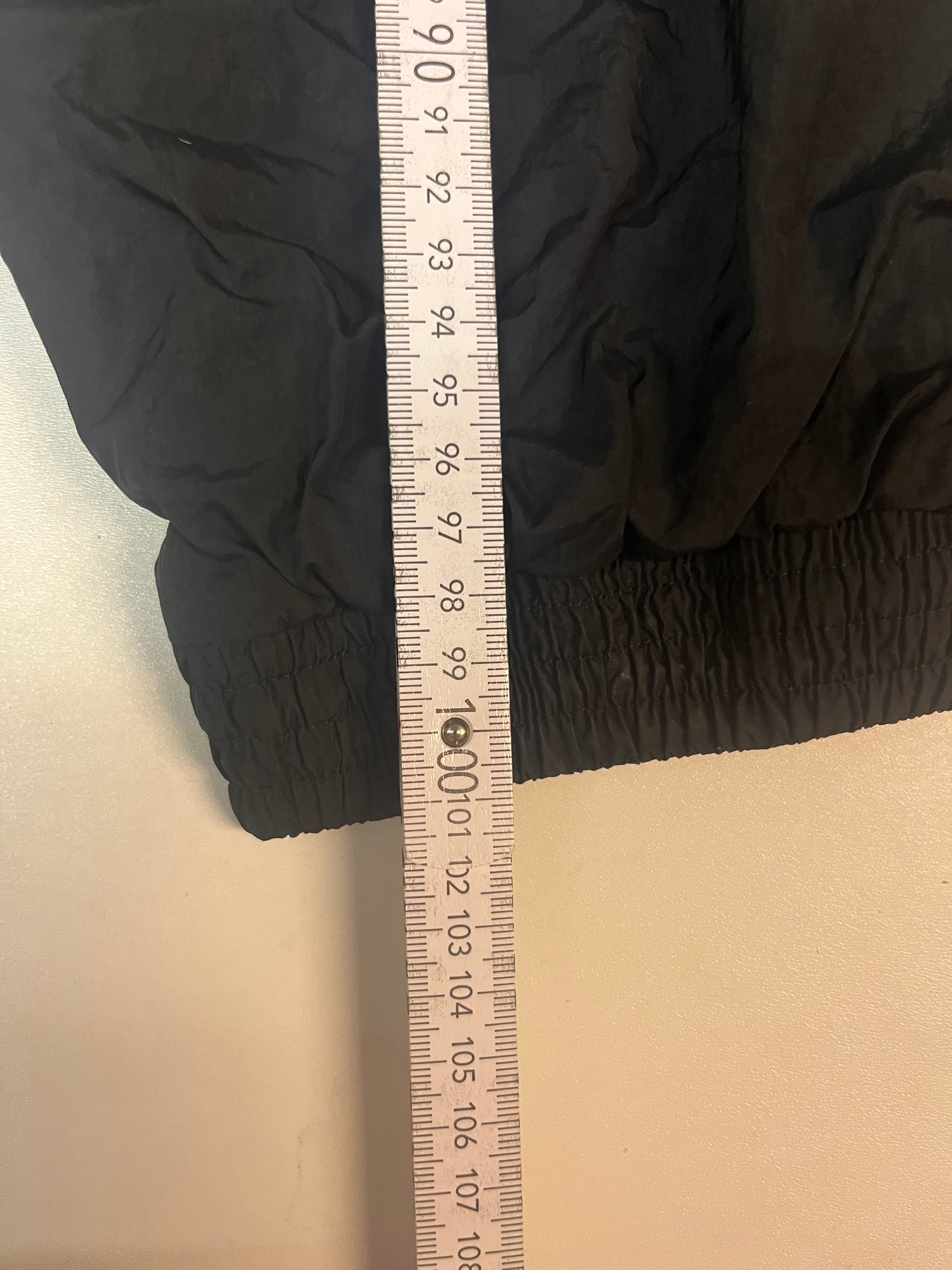 Entdecke unsere Vintage Track Pants von Nike und anderen Marken, erhältlich bei Valuxery.de - Dein Shop für trendige Vintage - Kleidung. Unsere Track Pants sind aus hochwertigen Materialien und