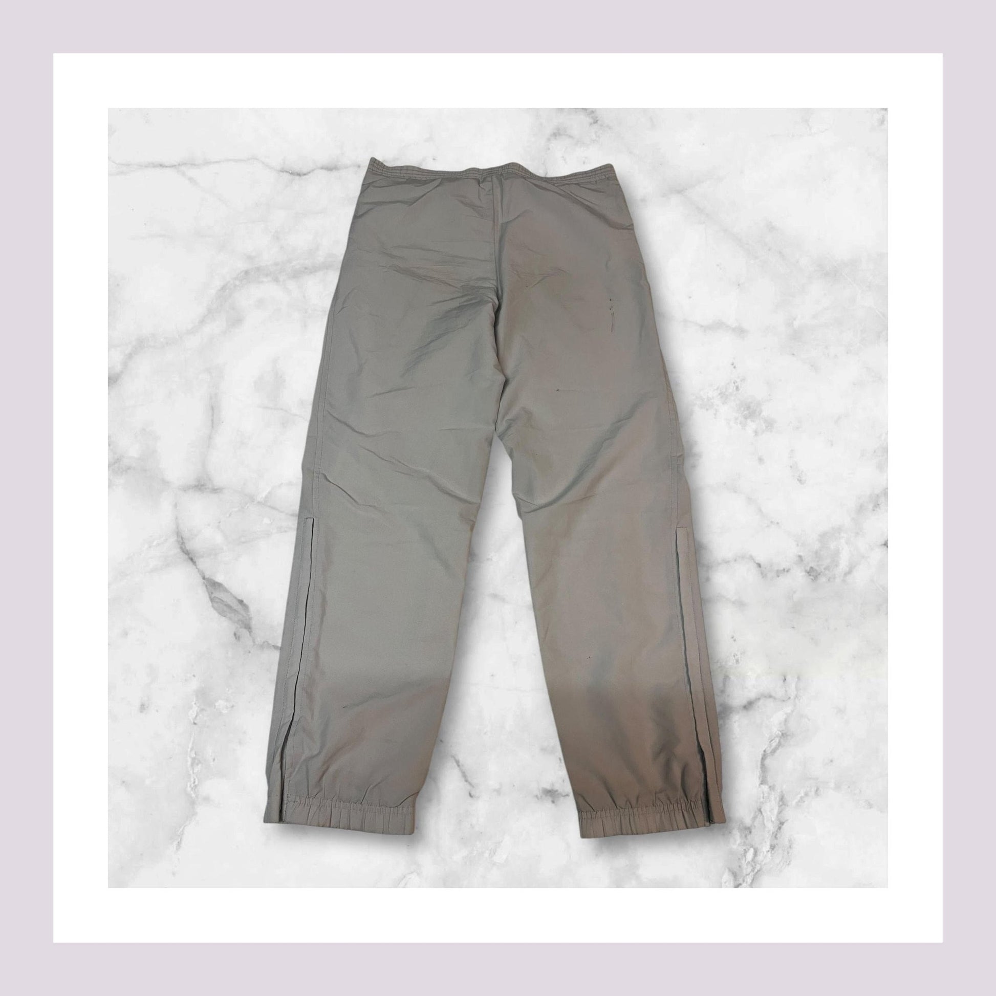 Entdecke unsere Vintage Track Pants von Nike und anderen Marken, erhältlich bei Valuxery.de - Dein Shop für trendige Vintage - Kleidung. Unsere Track Pants sind aus hochwertigen Materialien und