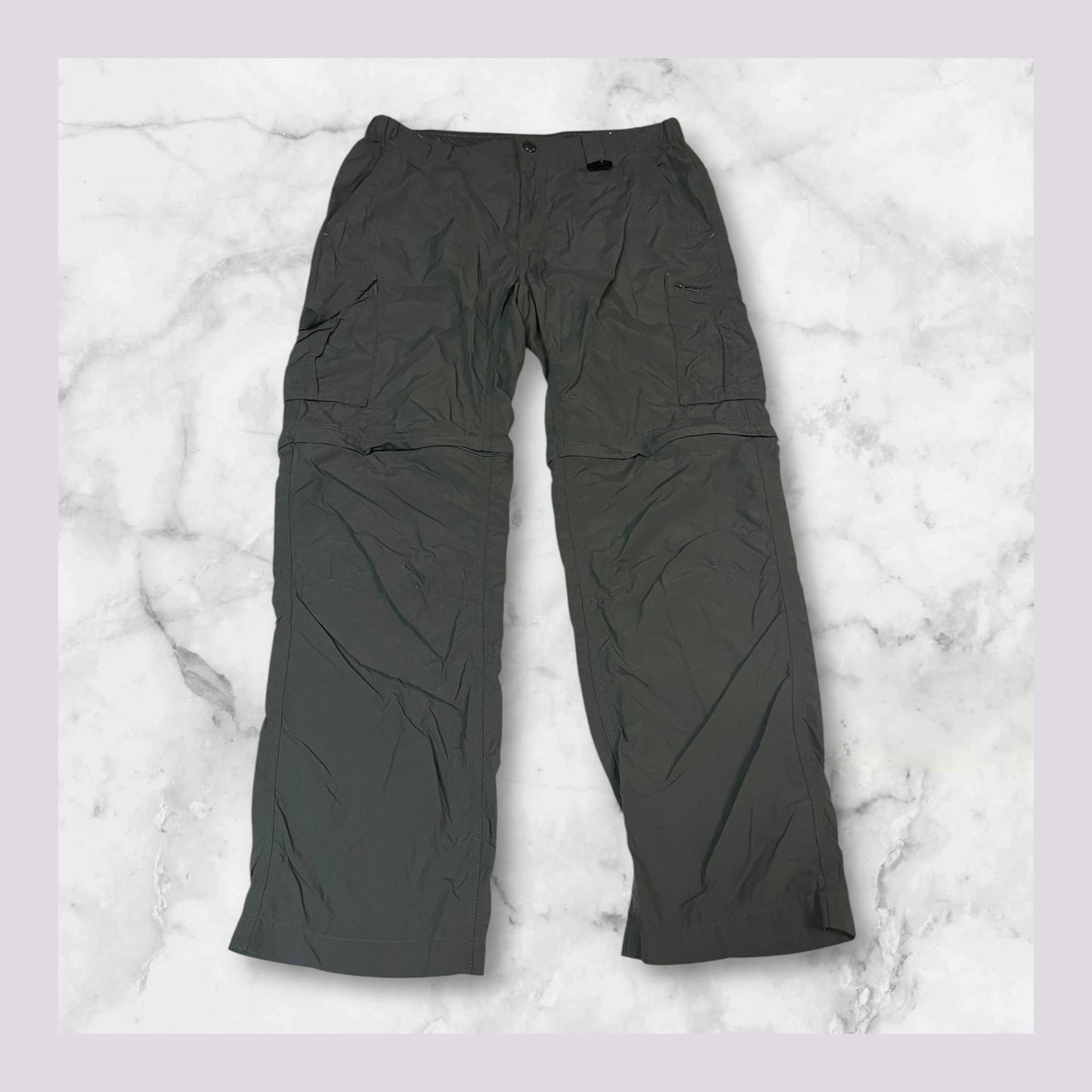 Entdecke unsere Vintage Track Pants von Nike und anderen Marken, erhältlich bei Valuxery.de - Dein Shop für trendige Vintage - Kleidung. Unsere Track Pants sind aus hochwertigen Materialien und