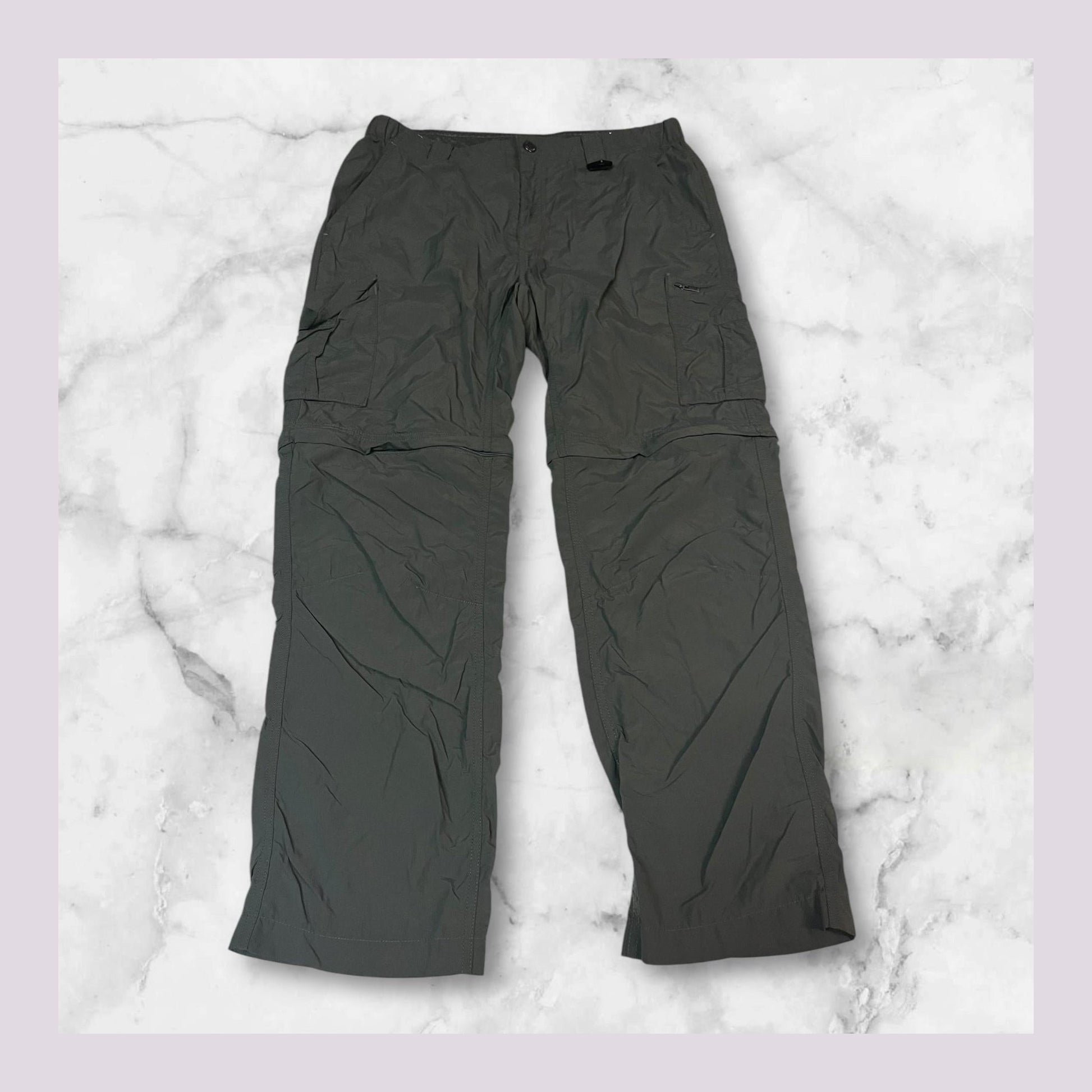Entdecke unsere Vintage Track Pants von Nike und anderen Marken, erhältlich bei Valuxery.de - Dein Shop für trendige Vintage - Kleidung. Unsere Track Pants sind aus hochwertigen Materialien und