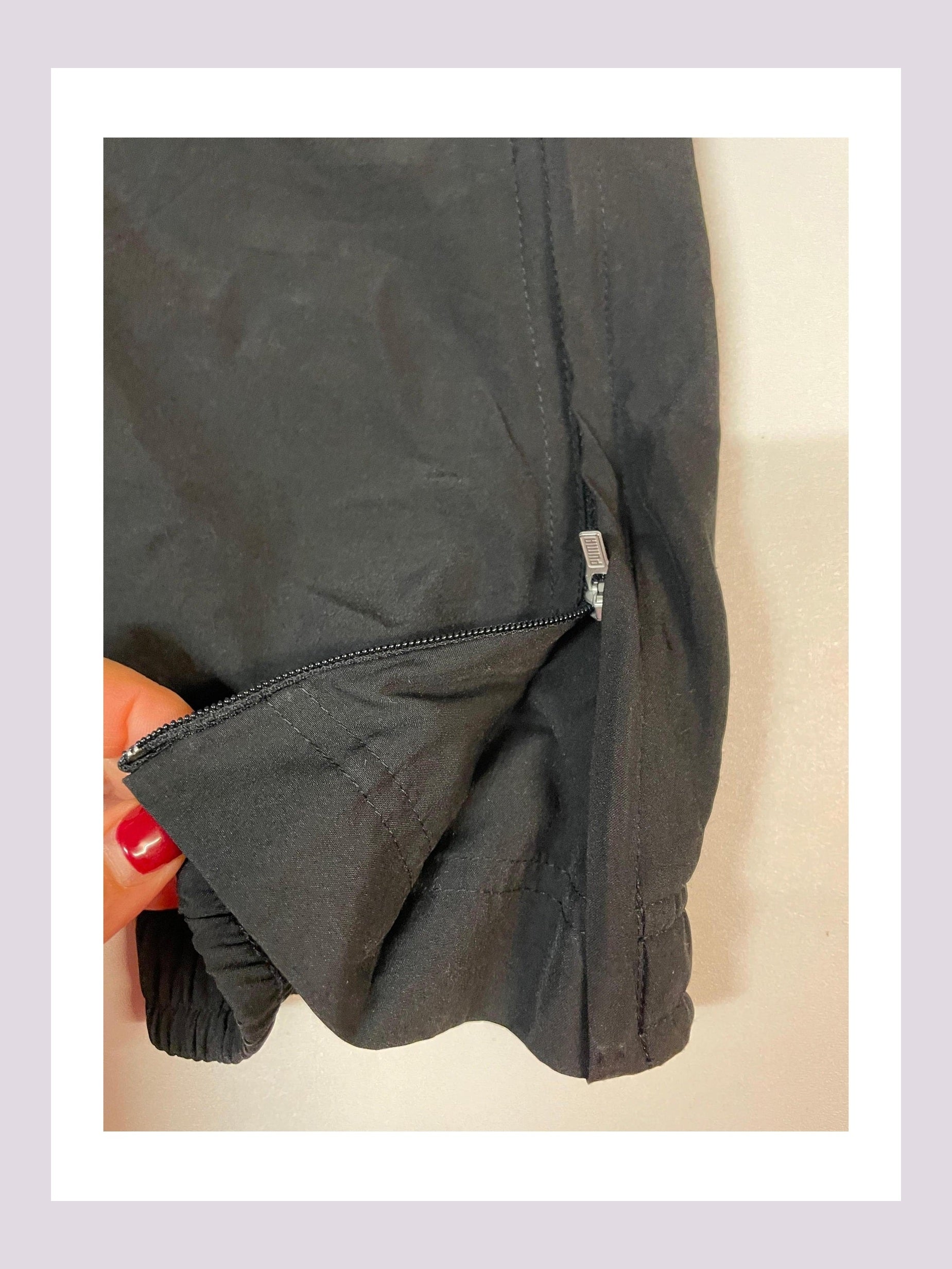 Entdecke unsere Vintage Track Pants von Nike und anderen Marken, erhältlich bei Valuxery.de - Dein Shop für trendige Vintage - Kleidung. Unsere Track Pants sind aus hochwertigen Materialien und