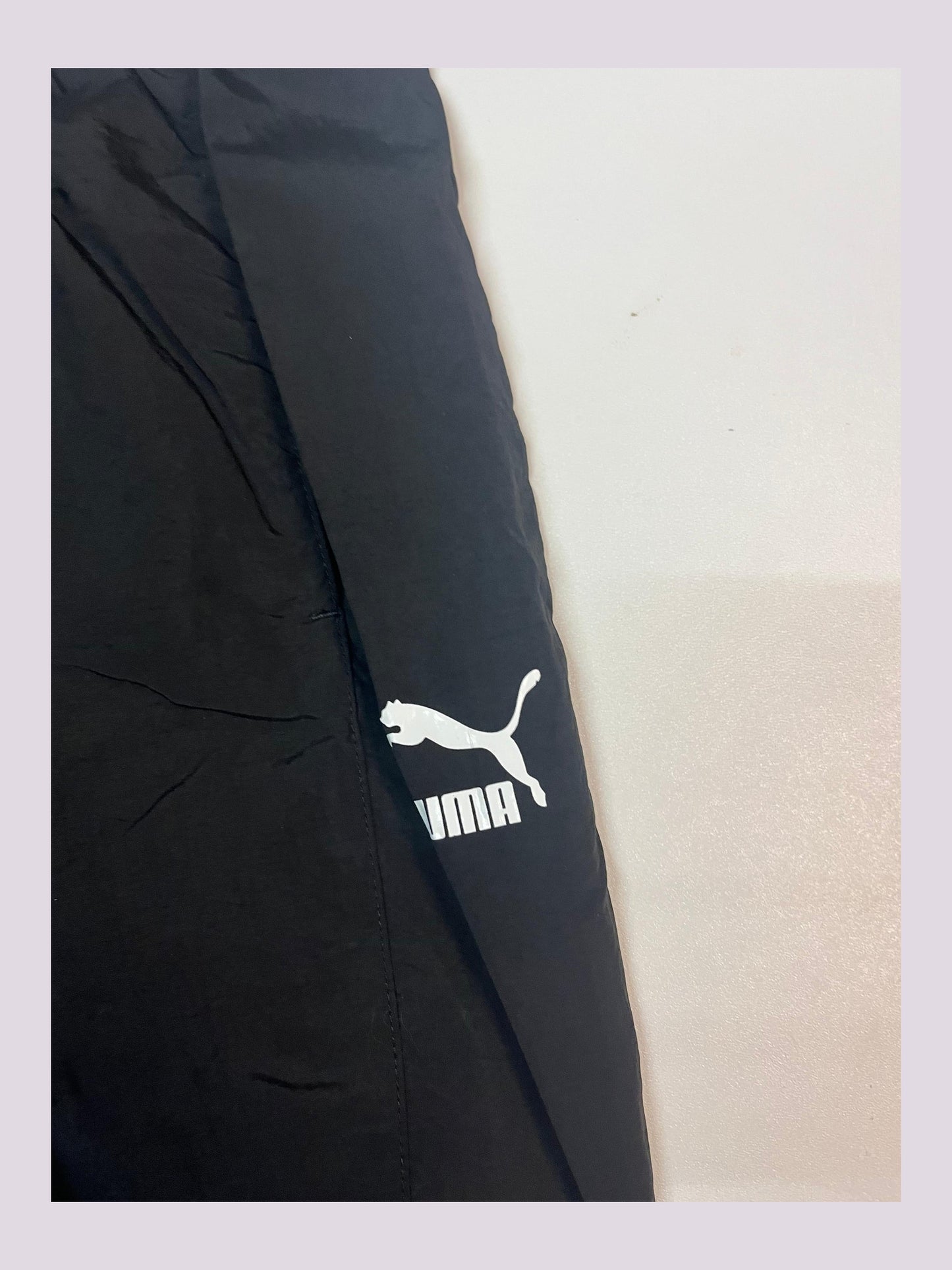 Entdecke unsere Vintage Track Pants von Nike und anderen Marken, erhältlich bei Valuxery.de - Dein Shop für trendige Vintage - Kleidung. Unsere Track Pants sind aus hochwertigen Materialien und