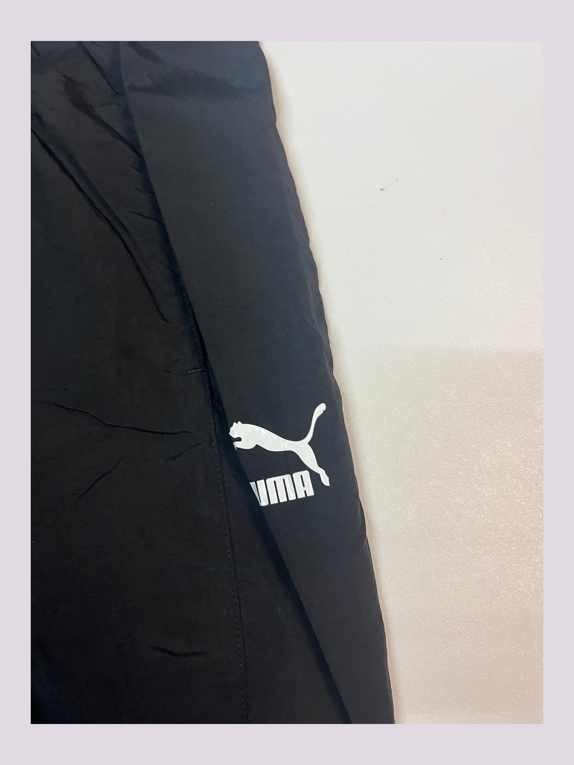 Entdecke unsere Vintage Track Pants von Nike und anderen Marken, erhältlich bei Valuxery.de - Dein Shop für trendige Vintage - Kleidung. Unsere Track Pants sind aus hochwertigen Materialien und