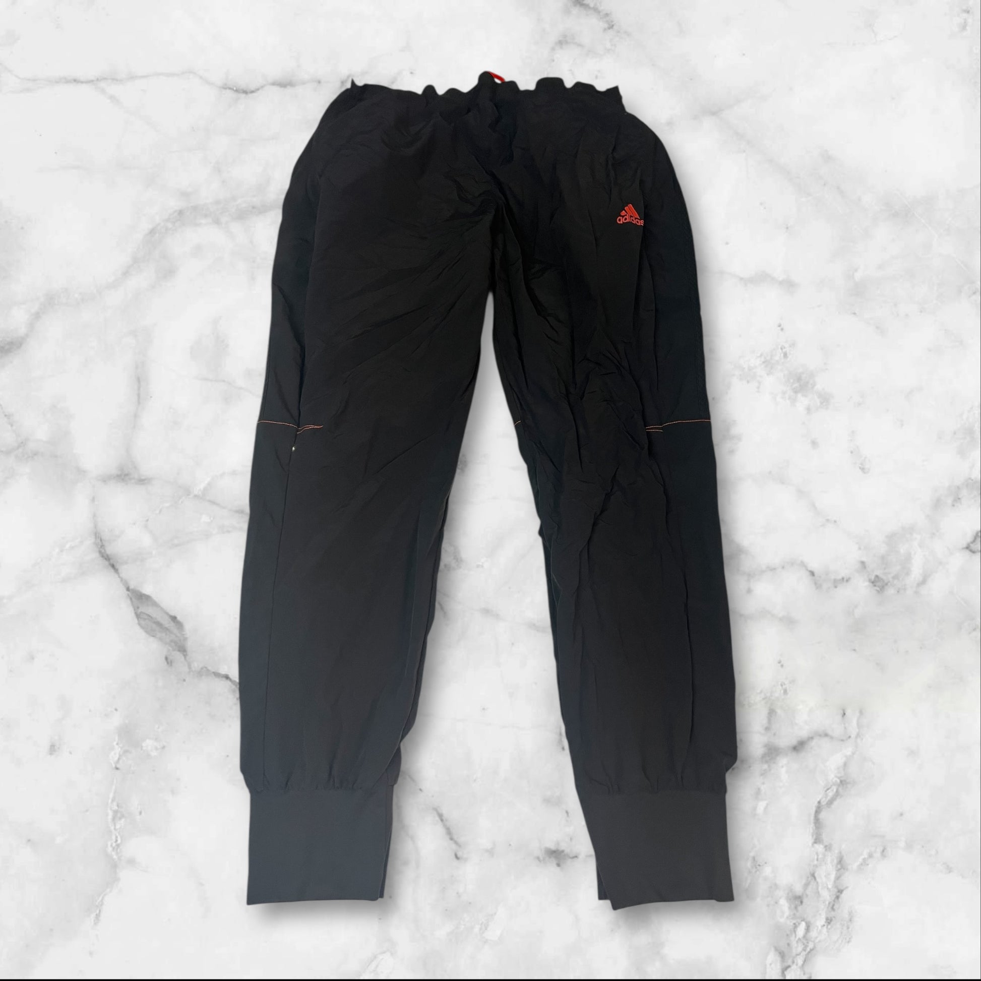 Entdecke unsere Vintage Track Pants von Nike und anderen Marken, erhältlich bei Valuxery.de - Dein Shop für trendige Vintage - Kleidung. Unsere Track Pants sind aus hochwertigen Materialien und