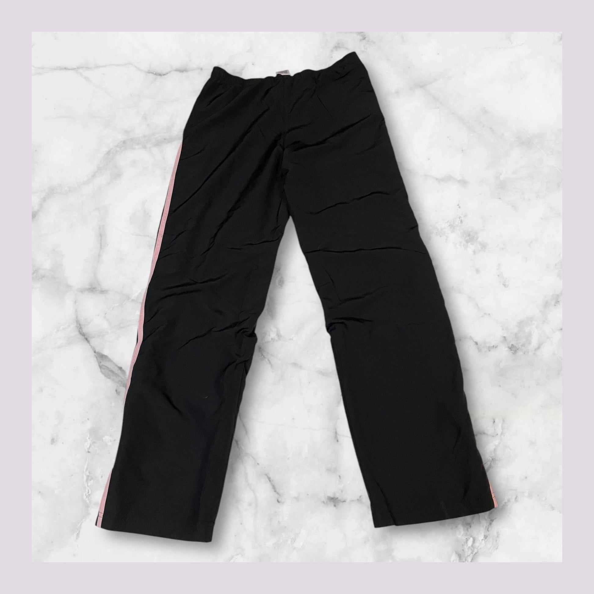 Entdecke unsere Vintage Track Pants von Nike und anderen Marken, erhältlich bei Valuxery.de - Dein Shop für trendige Vintage - Kleidung. Unsere Track Pants sind aus hochwertigen Materialien und