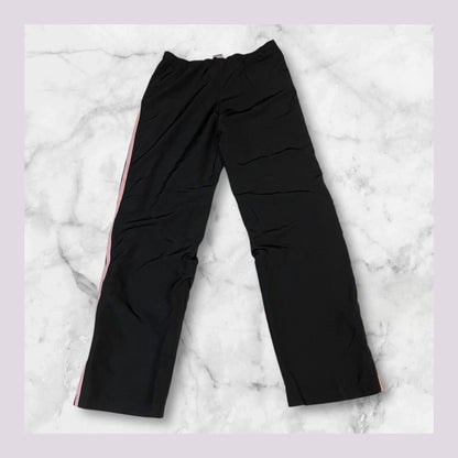 Entdecke unsere Vintage Track Pants von Nike und anderen Marken, erhältlich bei Valuxery.de - Dein Shop für trendige Vintage - Kleidung. Unsere Track Pants sind aus hochwertigen Materialien und