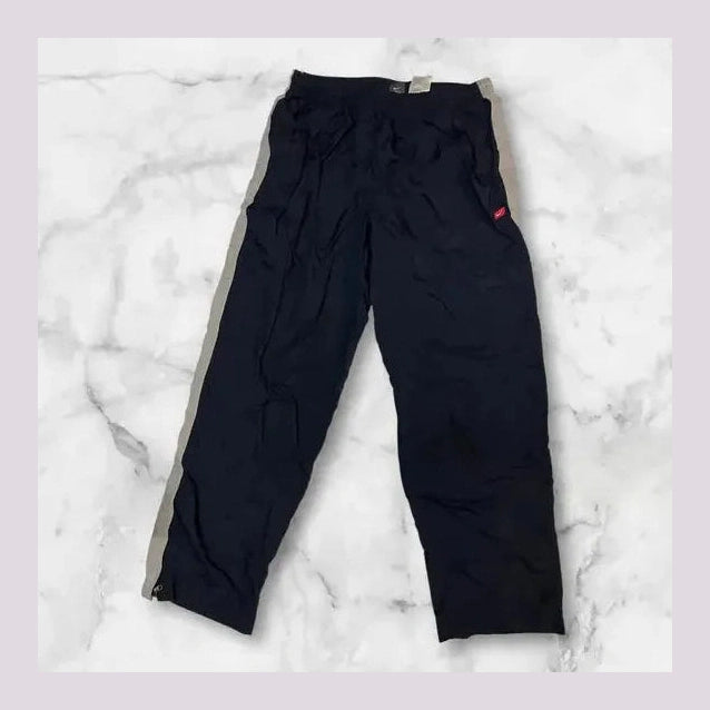 Entdecke unsere Vintage Track Pants von Nike und anderen Marken, erhältlich bei Valuxery.de - Dein Shop für trendige Vintage - Kleidung. Unsere Track Pants sind aus hochwertigen Materialien und