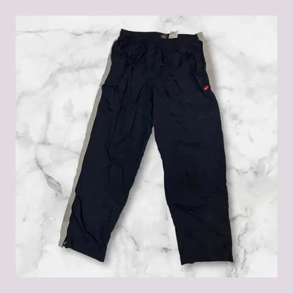 Entdecke unsere Vintage Track Pants von Nike und anderen Marken, erhältlich bei Valuxery.de - Dein Shop für trendige Vintage - Kleidung. Unsere Track Pants sind aus hochwertigen Materialien und