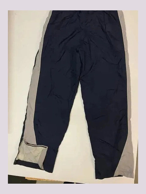 Entdecke unsere Vintage Track Pants von Nike und anderen Marken, erhältlich bei Valuxery.de - Dein Shop für trendige Vintage - Kleidung. Unsere Track Pants sind aus hochwertigen Materialien und