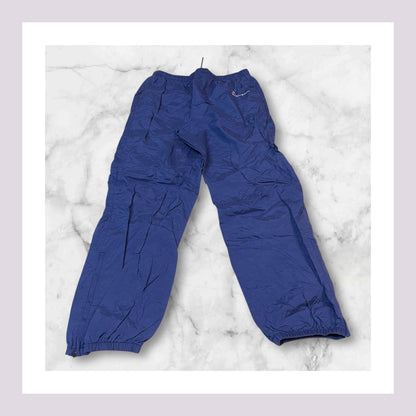 Entdecke unsere Vintage Track Pants von Nike und anderen Marken, erhältlich bei Valuxery.de - Dein Shop für trendige Vintage - Kleidung. Unsere Track Pants sind aus hochwertigen Materialien und