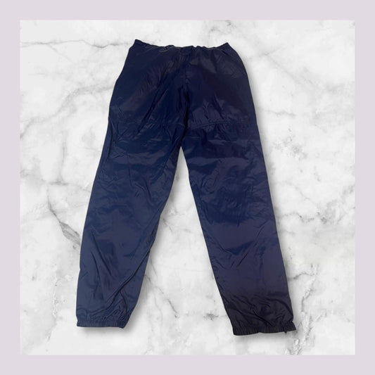 Entdecke unsere Vintage Track Pants von Nike und anderen Marken, erhältlich bei Valuxery.de - Dein Shop für trendige Vintage - Kleidung. Unsere Track Pants sind aus hochwertigen Materialien und
