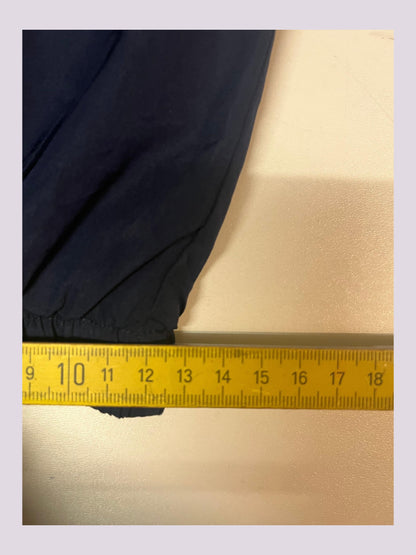 Entdecke unsere Vintage Track Pants von Nike und anderen Marken, erhältlich bei Valuxery.de - Dein Shop für trendige Vintage - Kleidung. Unsere Track Pants sind aus hochwertigen Materialien und