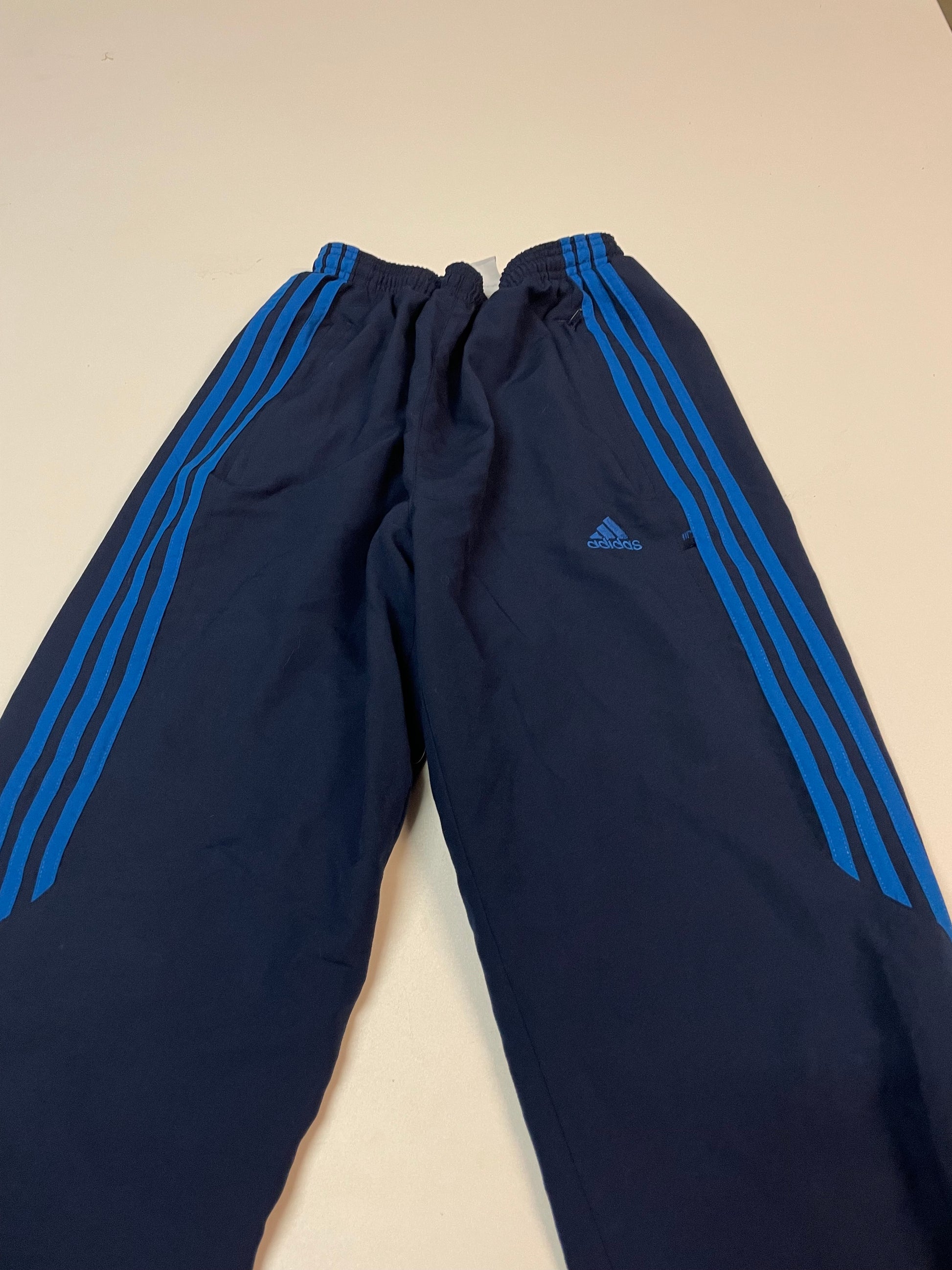Entdecke unsere Vintage Track Pants von Nike und anderen Marken, erhältlich bei Valuxery.de - Dein Shop für trendige Vintage - Kleidung. Unsere Track Pants sind aus hochwertigen Materialien und