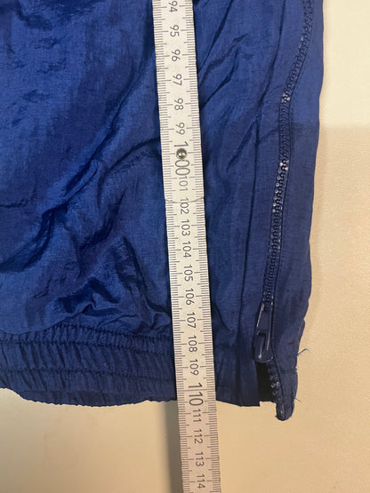 Entdecke unsere Vintage Track Pants von Nike und anderen Marken, erhältlich bei Valuxery.de - Dein Shop für trendige Vintage - Kleidung. Unsere Track Pants sind aus hochwertigen Materialien und