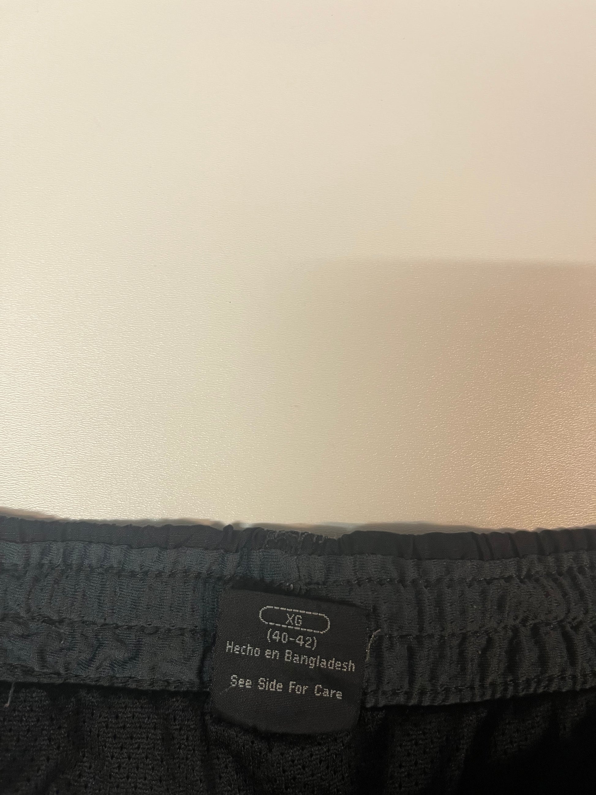 Entdecke unsere Vintage Track Pants von Nike und anderen Marken, erhältlich bei Valuxery.de - Dein Shop für trendige Vintage - Kleidung. Unsere Track Pants sind aus hochwertigen Materialien und