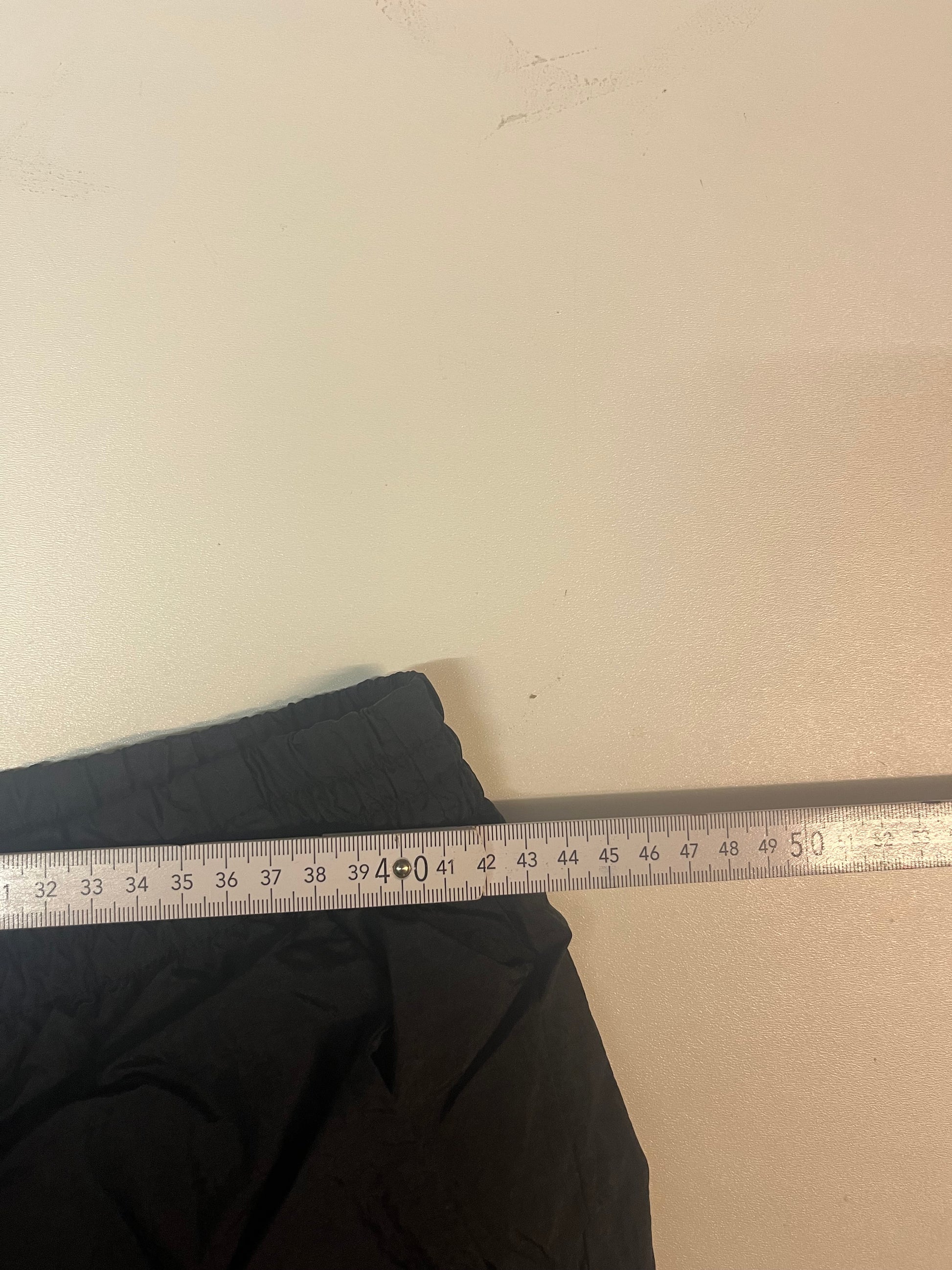 Entdecke unsere Vintage Track Pants von Nike und anderen Marken, erhältlich bei Valuxery.de - Dein Shop für trendige Vintage - Kleidung. Unsere Track Pants sind aus hochwertigen Materialien und