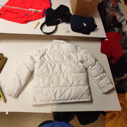 Entdecke unsere Vintage Track Pants von Nike und anderen Marken, erhältlich bei Valuxery.de - Dein Shop für trendige Vintage - Kleidung. Unsere Track Pants sind aus hochwertigen Materialien und