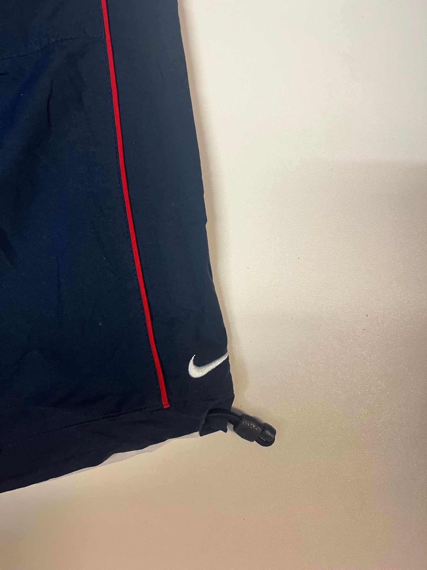 Entdecke unsere Vintage Track Pants von Nike und anderen Marken, erhältlich bei Valuxery.de - Dein Shop für trendige Vintage - Kleidung. Unsere Track Pants sind aus hochwertigen Materialien und