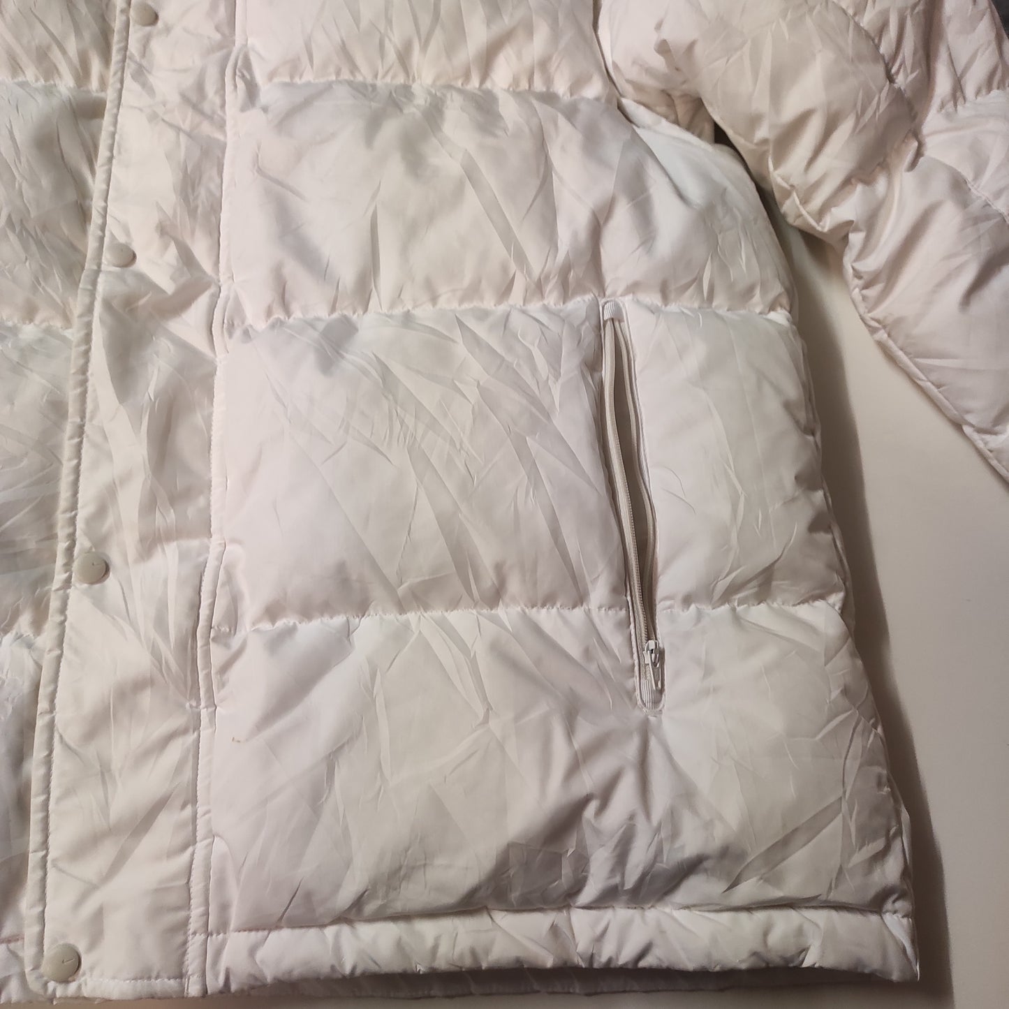 Entdecke unsere Vintage Track Pants von Nike und anderen Marken, erhältlich bei Valuxery.de - Dein Shop für trendige Vintage - Kleidung. Unsere Track Pants sind aus hochwertigen Materialien und