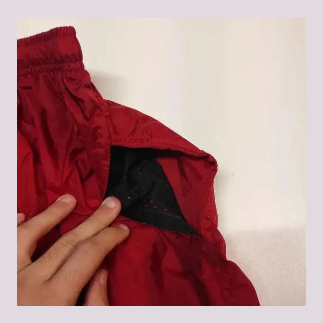 Entdecke unsere Vintage Track Pants von Nike und anderen Marken, erhältlich bei Valuxery.de - Dein Shop für trendige Vintage - Kleidung. Unsere Track Pants sind aus hochwertigen Materialien und