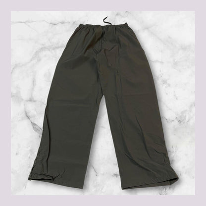 Entdecke unsere Vintage Track Pants von Nike und anderen Marken, erhältlich bei Valuxery.de - Dein Shop für trendige Vintage - Kleidung. Unsere Track Pants sind aus hochwertigen Materialien und