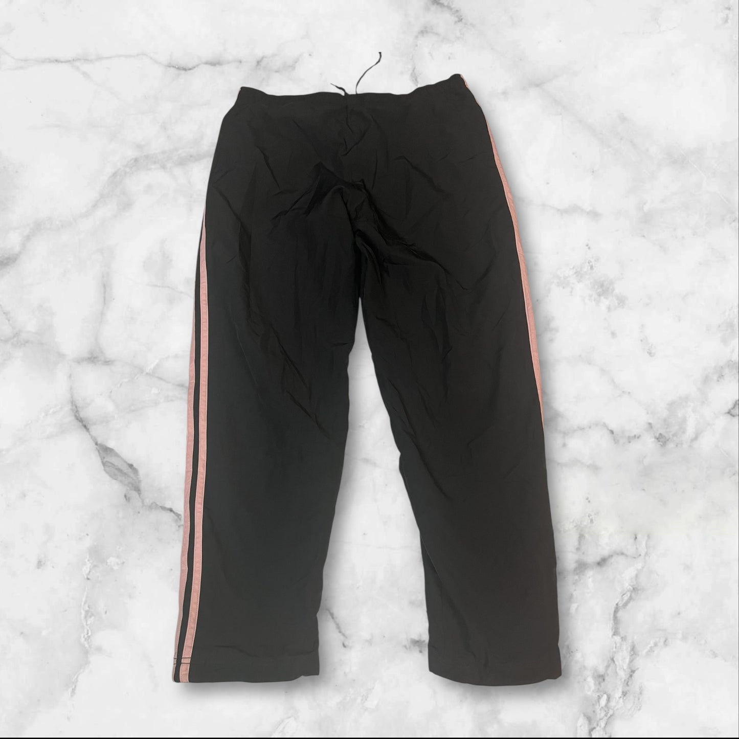 Entdecke unsere Vintage Track Pants von Nike und anderen Marken, erhältlich bei Valuxery.de - Dein Shop für trendige Vintage - Kleidung. Unsere Track Pants sind aus hochwertigen Materialien und