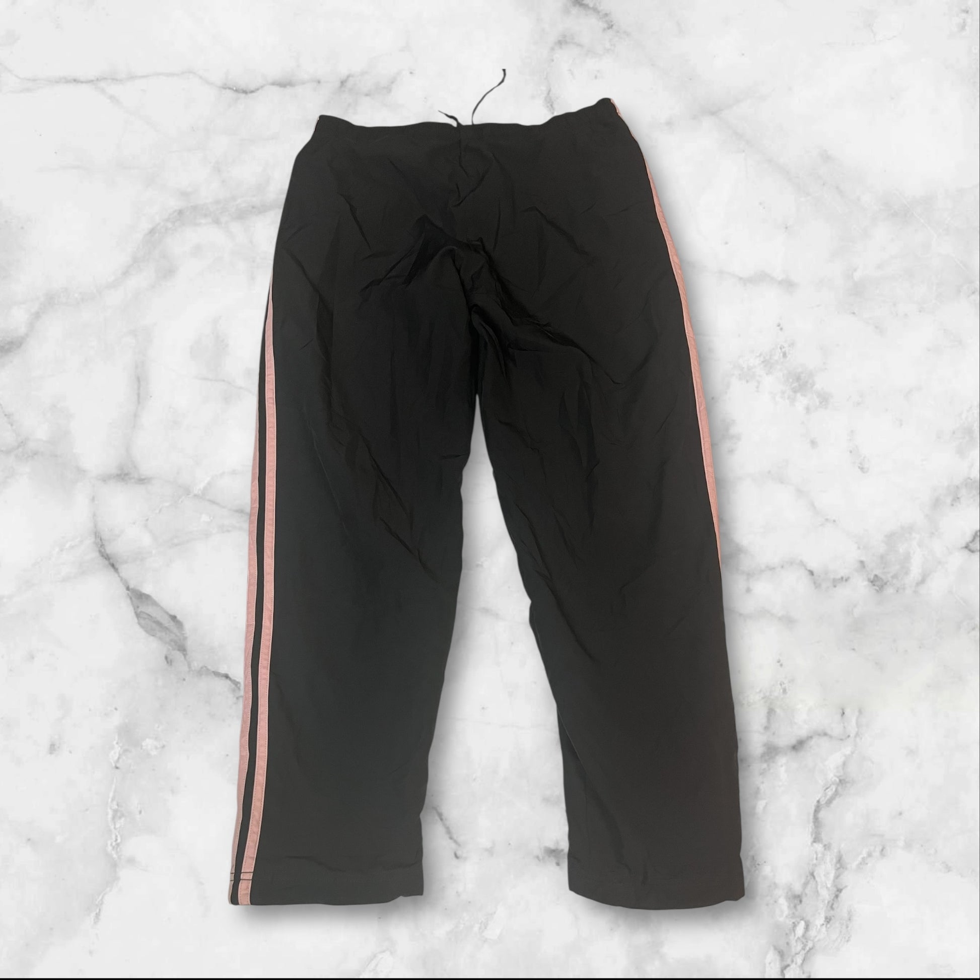 Entdecke unsere Vintage Track Pants von Nike und anderen Marken, erhältlich bei Valuxery.de - Dein Shop für trendige Vintage - Kleidung. Unsere Track Pants sind aus hochwertigen Materialien und
