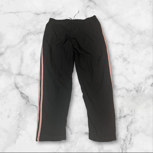 Entdecke unsere Vintage Track Pants von Nike und anderen Marken, erhältlich bei Valuxery.de - Dein Shop für trendige Vintage - Kleidung. Unsere Track Pants sind aus hochwertigen Materialien und