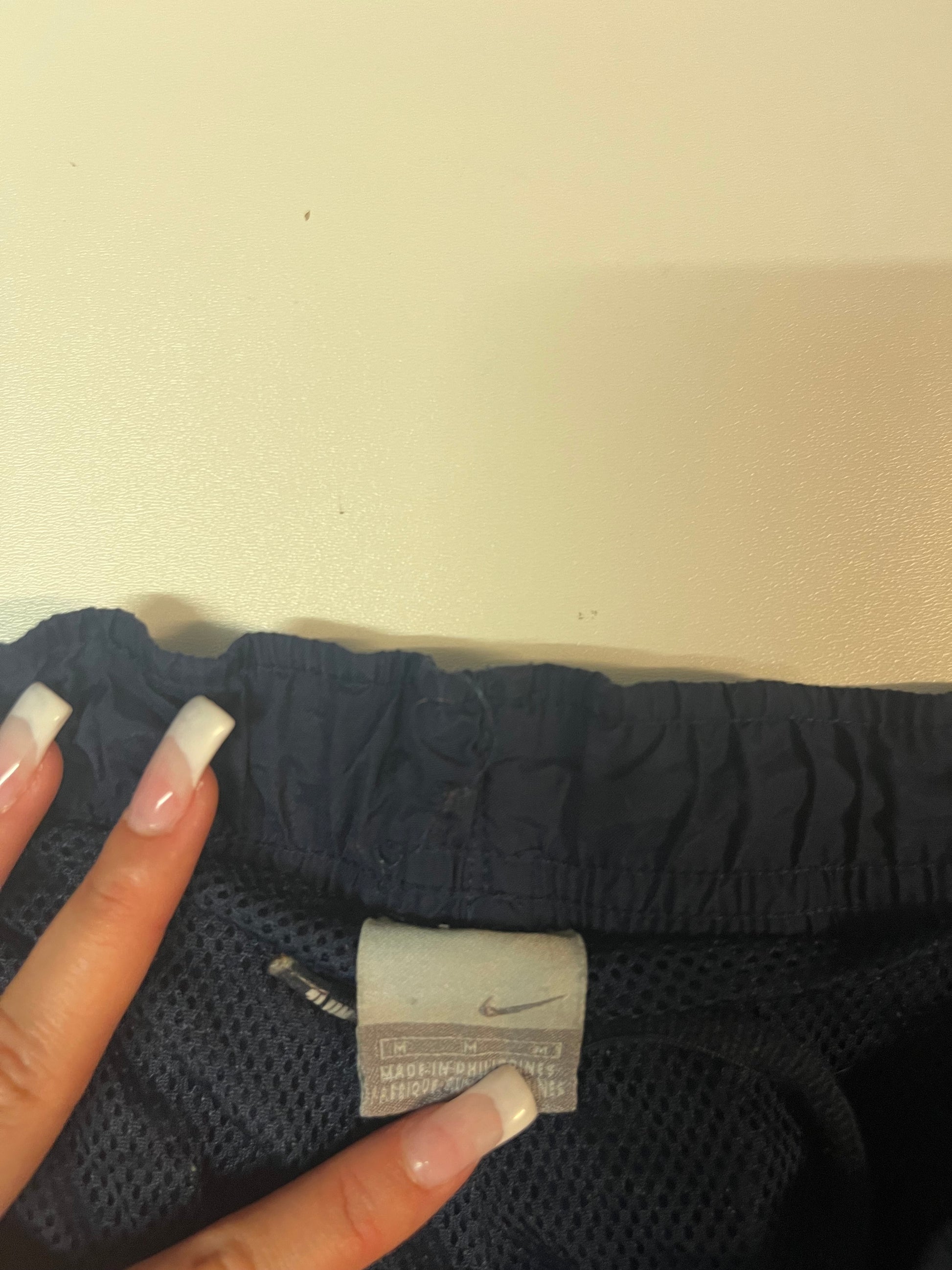 Entdecke unsere Vintage Track Pants von Nike und anderen Marken, erhältlich bei Valuxery.de - Dein Shop für trendige Vintage - Kleidung. Unsere Track Pants sind aus hochwertigen Materialien und