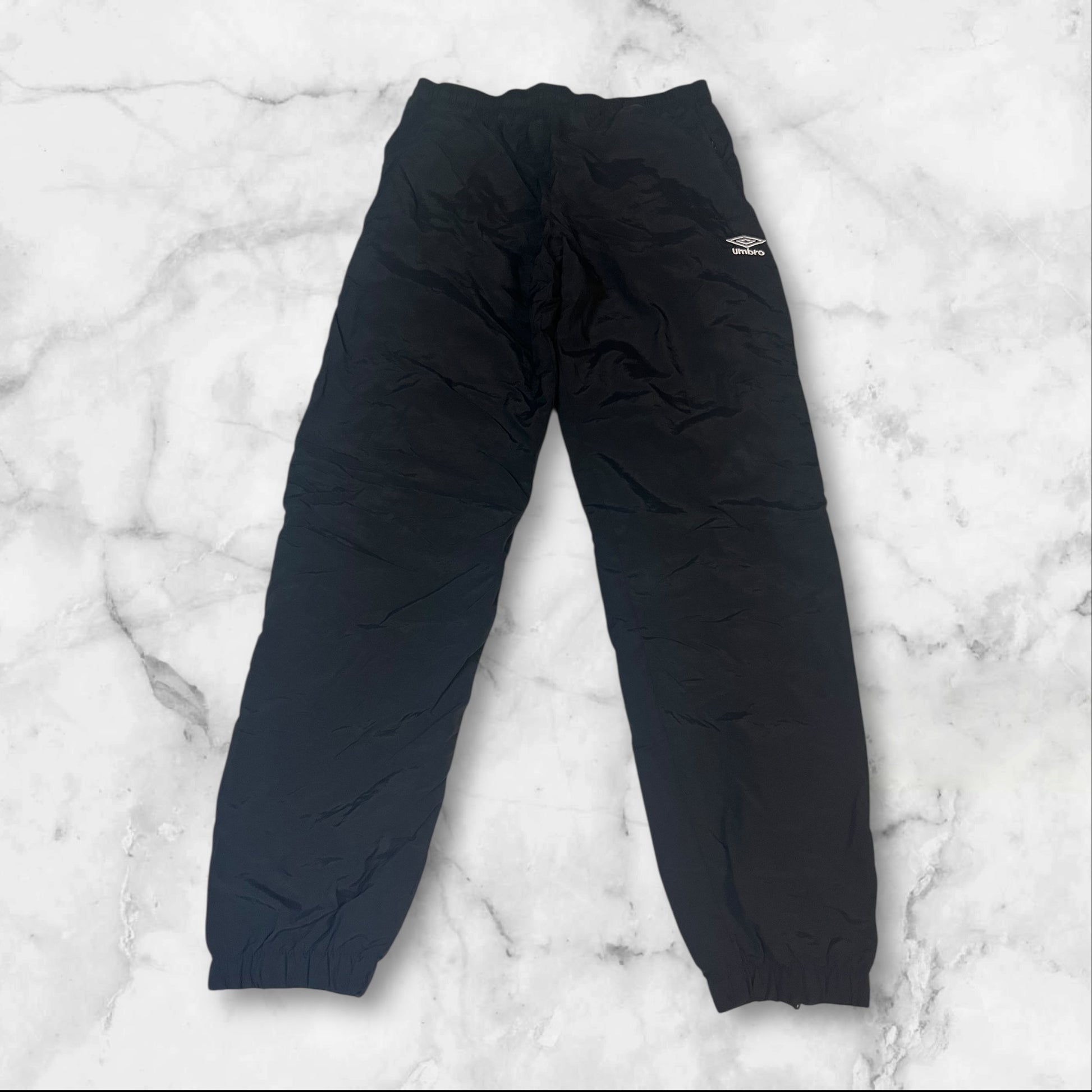 Entdecke unsere Vintage Track Pants von Nike und anderen Marken, erhältlich bei Valuxery.de - Dein Shop für trendige Vintage - Kleidung. Unsere Track Pants sind aus hochwertigen Materialien und