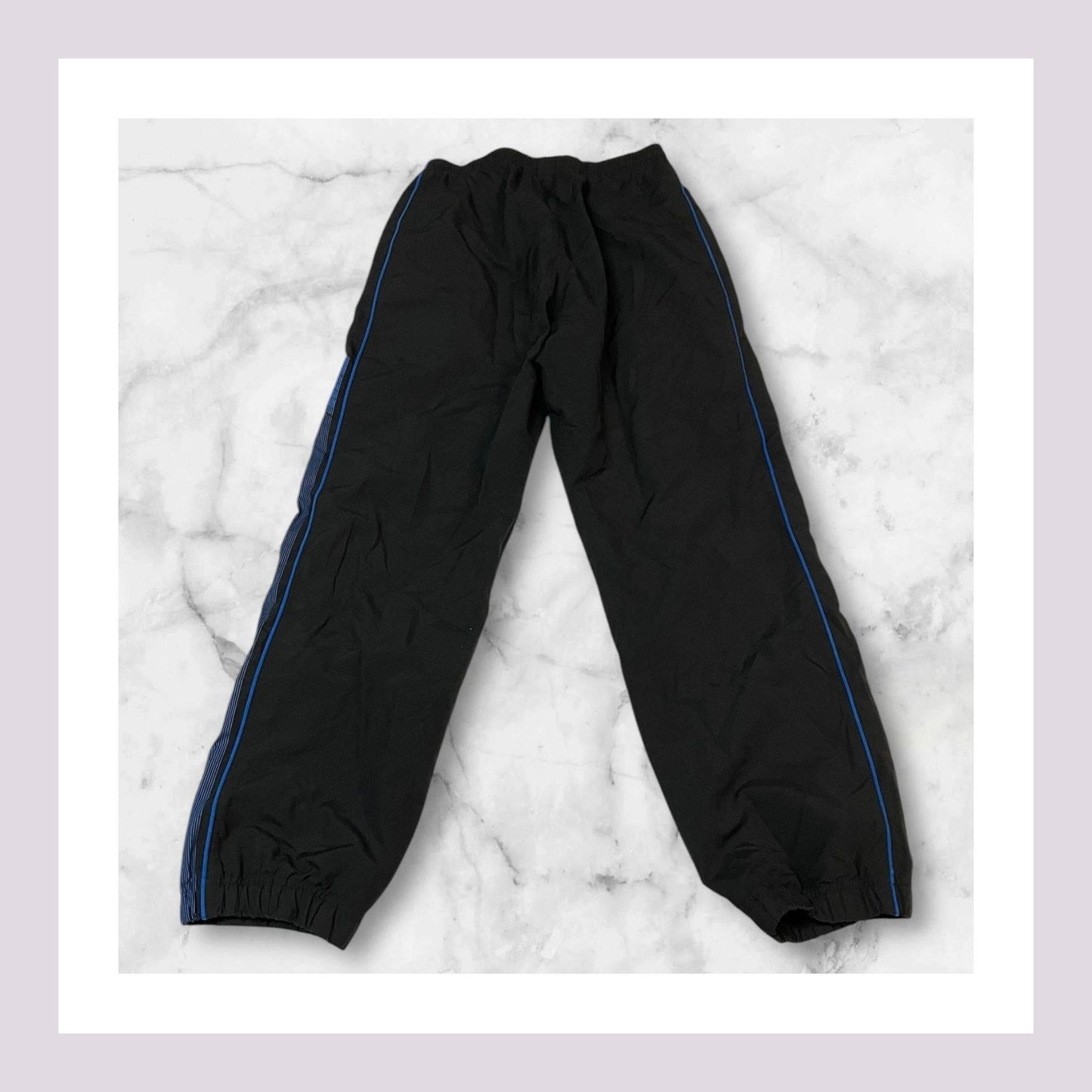 Entdecke unsere Vintage Track Pants von Nike und anderen Marken, erhältlich bei Valuxery.de - Dein Shop für trendige Vintage - Kleidung. Unsere Track Pants sind aus hochwertigen Materialien und