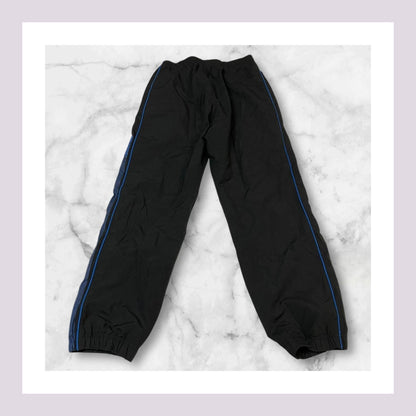 Entdecke unsere Vintage Track Pants von Nike und anderen Marken, erhältlich bei Valuxery.de - Dein Shop für trendige Vintage - Kleidung. Unsere Track Pants sind aus hochwertigen Materialien und