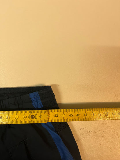 Entdecke unsere Vintage Track Pants von Nike und anderen Marken, erhältlich bei Valuxery.de - Dein Shop für trendige Vintage - Kleidung. Unsere Track Pants sind aus hochwertigen Materialien und