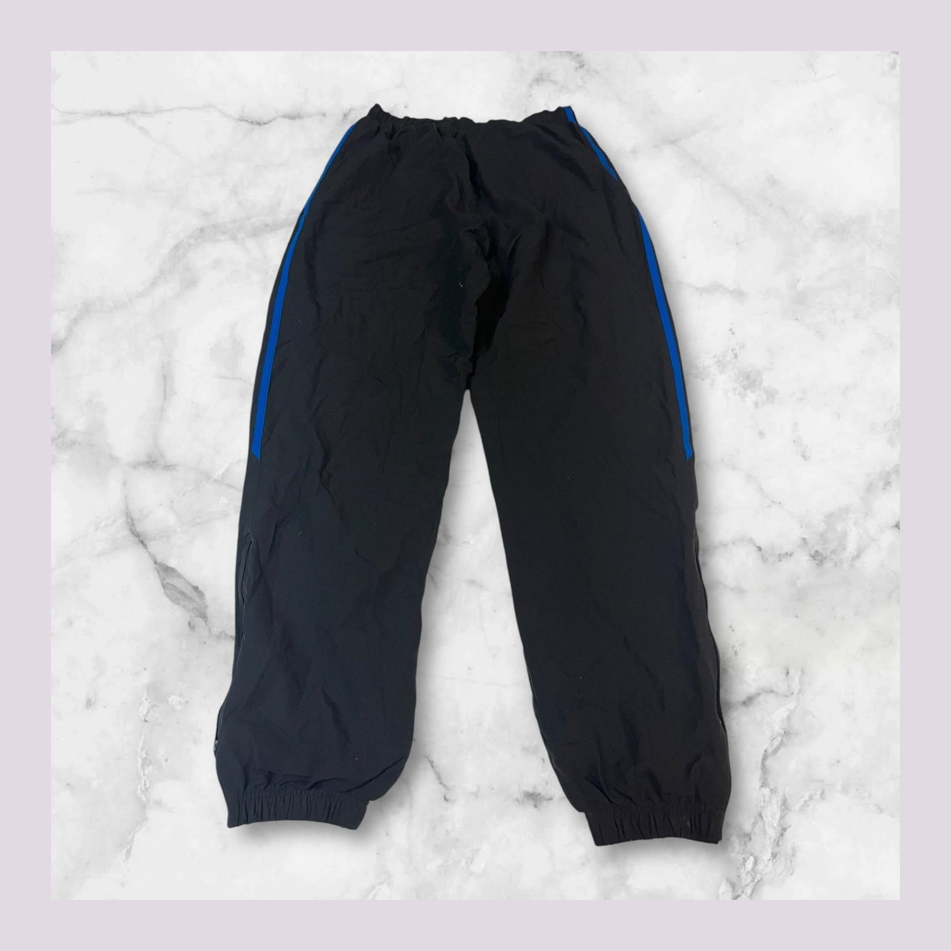 Entdecke unsere Vintage Track Pants von Nike und anderen Marken, erhältlich bei Valuxery.de - Dein Shop für trendige Vintage - Kleidung. Unsere Track Pants sind aus hochwertigen Materialien und