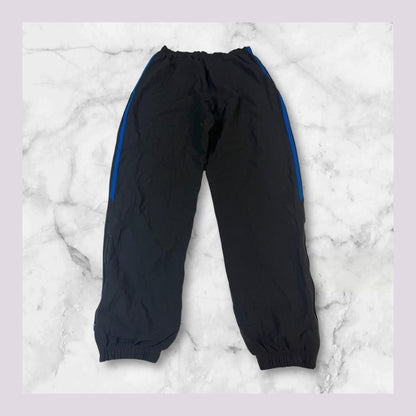 Entdecke unsere Vintage Track Pants von Nike und anderen Marken, erhältlich bei Valuxery.de - Dein Shop für trendige Vintage - Kleidung. Unsere Track Pants sind aus hochwertigen Materialien und