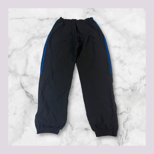 Entdecke unsere Vintage Track Pants von Nike und anderen Marken, erhältlich bei Valuxery.de - Dein Shop für trendige Vintage - Kleidung. Unsere Track Pants sind aus hochwertigen Materialien und